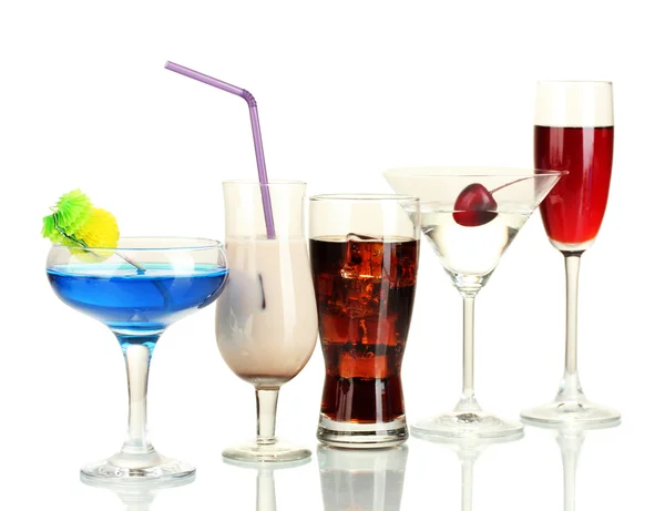 Une variété de boissons alcoolisées isolées sur blanc — Photo
