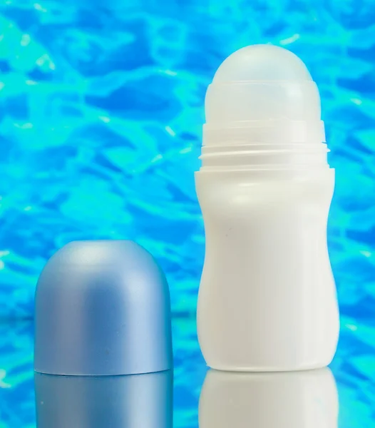 Deodorant on blue sea background — Stock Photo, Image