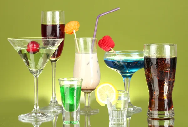 Una varietà di bevande alcoliche su sfondo verde — Foto Stock