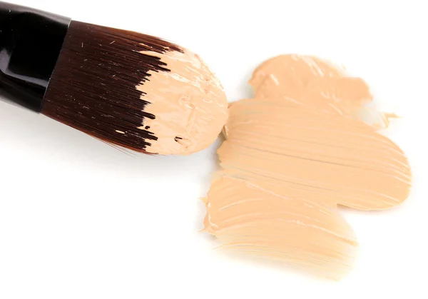 Base cosmética líquida y cepillo aislado en blanco —  Fotos de Stock