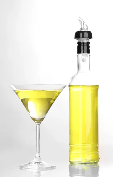 Savoureux cocktail jaune isolé sur blanc — Photo