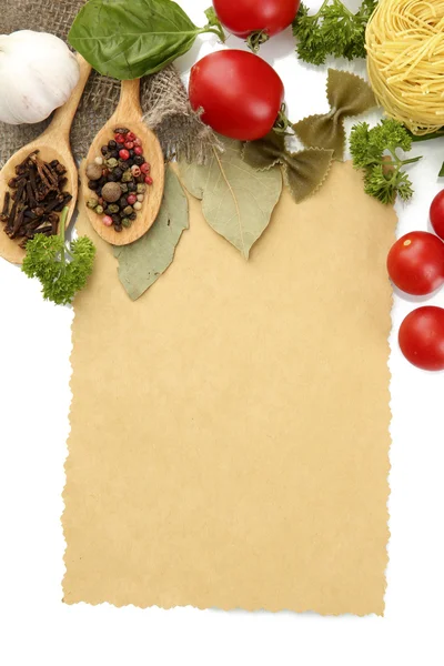 Kağıt, yemek tarifleri, sebze ve Baharatlar, üzerinde beyaz izole — Stok fotoğraf