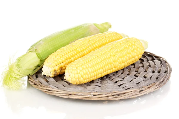 Mazorcas de maíz fresco en estera de mimbre aislado en blanco —  Fotos de Stock
