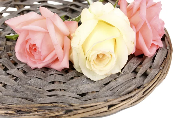 Hermosas rosas en estera de mimbre aislada en blanco —  Fotos de Stock