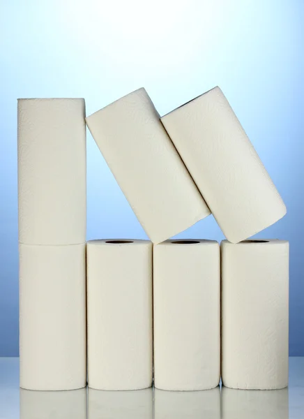 Rolos de papel higiênico sobre fundo azul — Fotografia de Stock