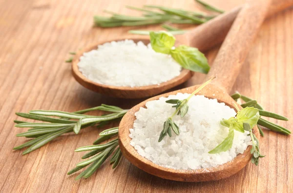 Salz in Löffeln mit frischem Basilikum, Thymian und Rosmarin isoliert auf weiß — Stockfoto