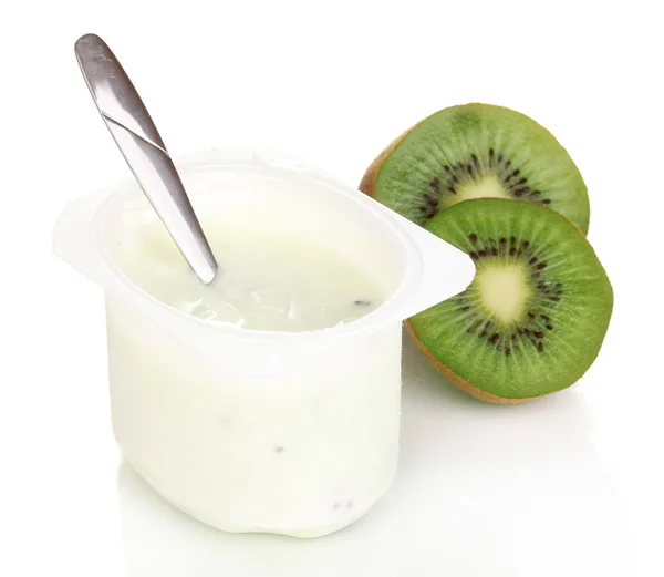 Yoghurt met kiwi geïsoleerd op wit — Stockfoto