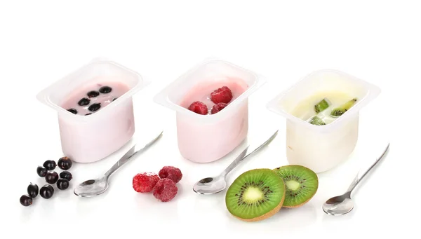 Joghurt, gyümölcsök és bogyók elszigetelt fehér — Stock Fotó