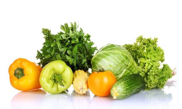 Färgglada färska grönsaker isolerad på vit — Stockfoto