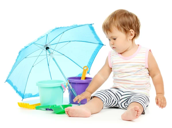 可爱的小宝贝与桶和小铲附近被隔绝在白色的伞 — 图库照片
