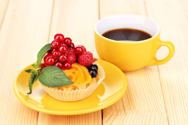 Dulcet ciasto z owoców i jagód na drewnianym stole — Zdjęcie stockowe