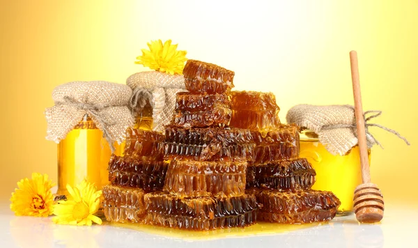 Favos de mel doces, barril e jarros com mel, isolados em branco — Fotografia de Stock