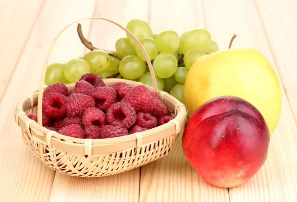 Спелые фрукты и ягоды на деревянном фоне — стоковое фото