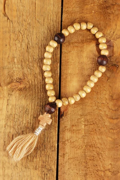 木製の背景のクローズ アップの木製の数珠ビーズ — ストック写真