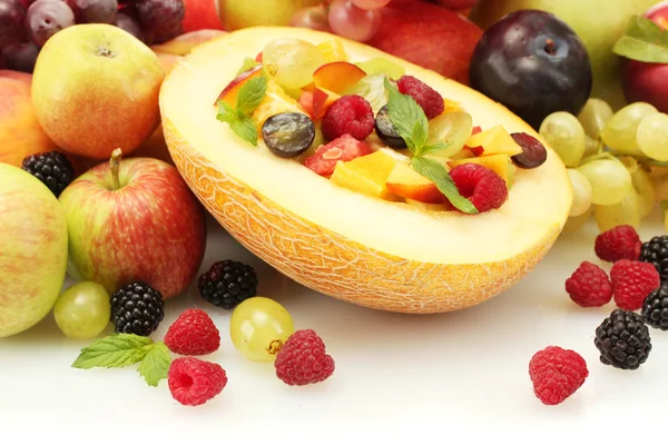 Čerstvé ovoce salát v meloun, ovoce a bobule, izolované na bílém — Stock fotografie