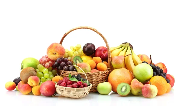 Assortiment van exotisch fruit en bessen in manden geïsoleerd op wit — Stockfoto