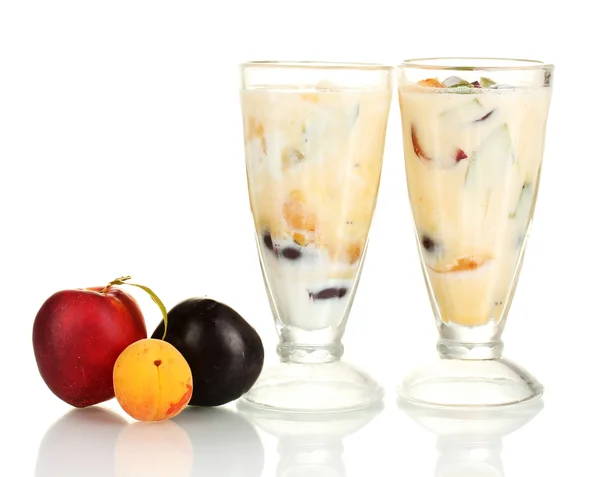 Batidos de leite com frutas isoladas em close-up branco — Fotografia de Stock