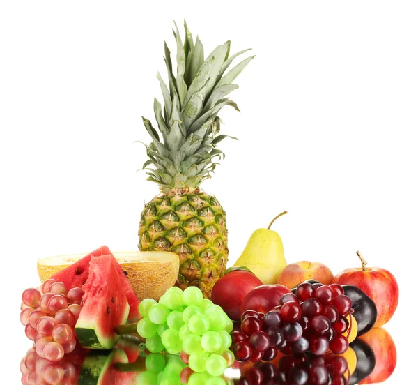 Frutas maduras isoladas em branco — Fotografia de Stock