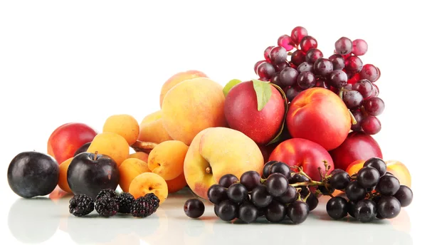 Reife Früchte und Beeren isoliert auf weiß — Stockfoto
