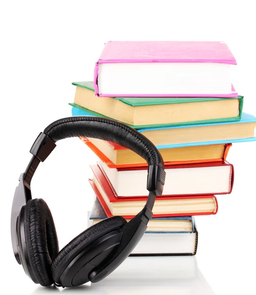 Fones de ouvido em livros isolados em branco — Fotografia de Stock