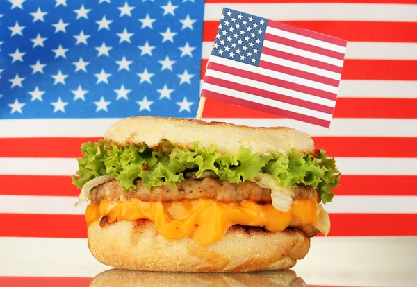 Sanduíche saboroso, na bandeira americana — Fotografia de Stock