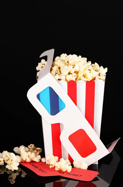 Popcorn met glazen en tickets geïsoleerd op zwart — Stockfoto