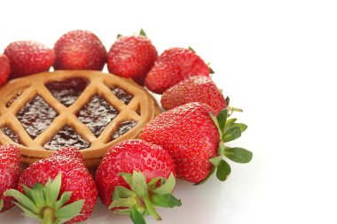 Beyaz arka plan yakın çekim üzerinde çilek ile süslenmiş tart