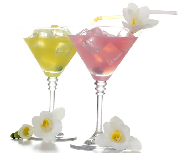 Martini glasses of cocktails with ice and flowers isolated on white — Stock Photo, Image