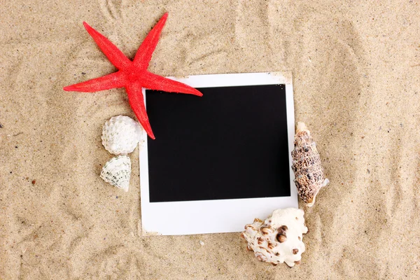 Foto con conchiglie e stelle marine sulla sabbia — Foto Stock