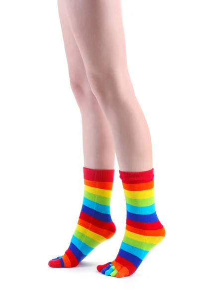 Жіночі ноги в барвистих смугастих шкарпетках ізольовані на білому — стокове фото