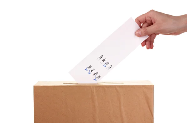Hand mit Wahlzettel und Wahlurne isoliert auf weiß — Stockfoto