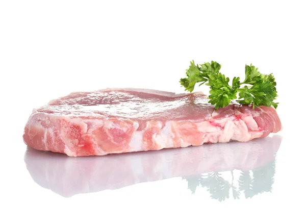 Bife de porco cru fatiado com salsa isolada em branco — Fotografia de Stock
