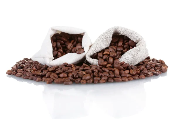 Кофейные зерна в холсте мешки изолированы на белом — стоковое фото