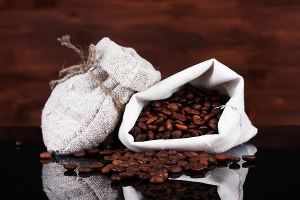 Kawa w płótnie worek na białym tle na drewniane — Zdjęcie stockowe