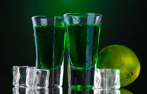 Dwie szklanki absyntu, lipa i lód na zielonym tle — Zdjęcie stockowe