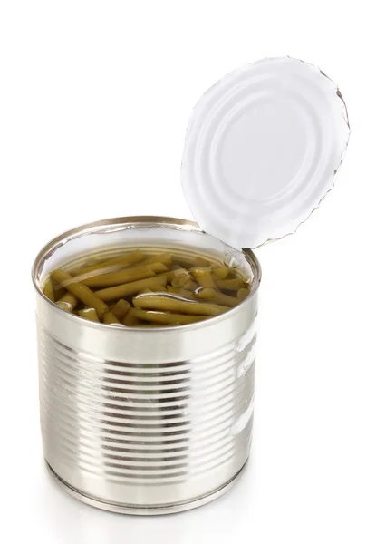 白で隔離されるスプーンでフランス語豆の缶を開く — ストック写真