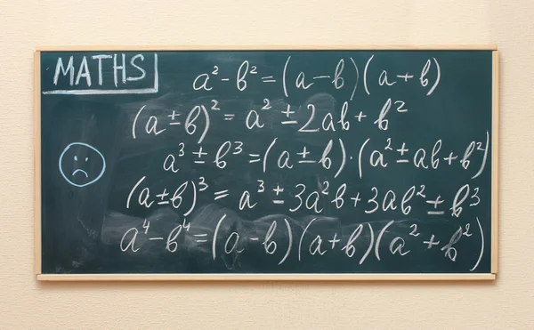 Formule matematiche scritte sulla scrivania — Foto Stock