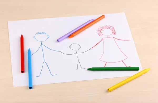 Dibujo infantil de familia y lápices sobre fondo de madera —  Fotos de Stock