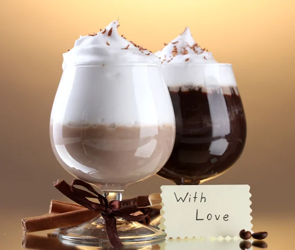 コーヒー茶色の背景にカクテルのグラス — ストック写真