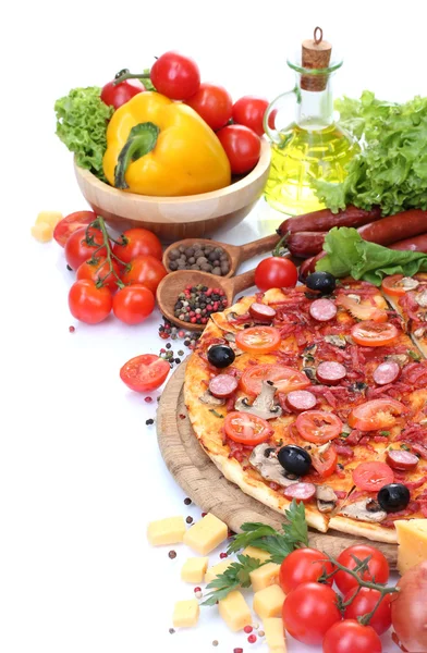 美味的比萨、 蔬菜和萨拉米白色上孤立 — 图库照片