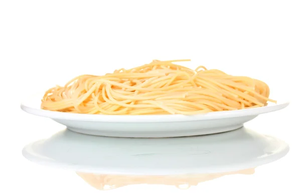 Ιταλική σπαγγέτι, μαγειρεμένο σε μια λευκή πινακίδα που απομονώνονται σε λευκό — Φωτογραφία Αρχείου