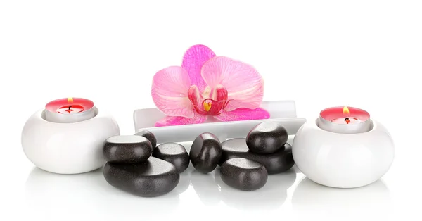 Wellness kameny s orchidej květina a svíčky izolovaných na bílém — Stock fotografie