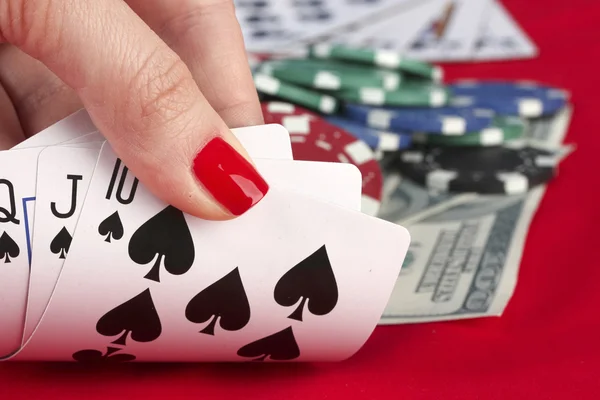 Vrouw hand met spelen kaarten royal flush — Stockfoto
