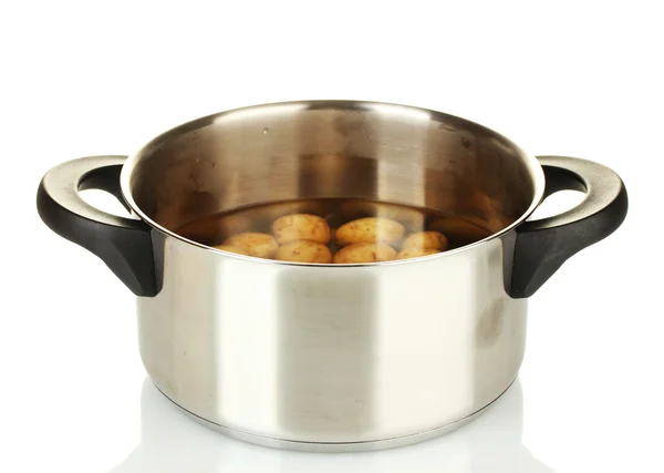 Jonge aardappelen in de pan geïsoleerd op wit — Stockfoto