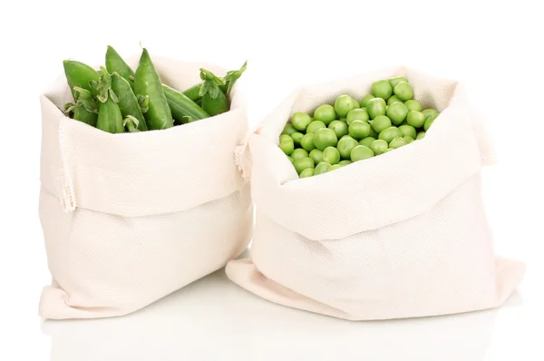 Guisantes verdes en bolsa aislados en blanco — Foto de Stock
