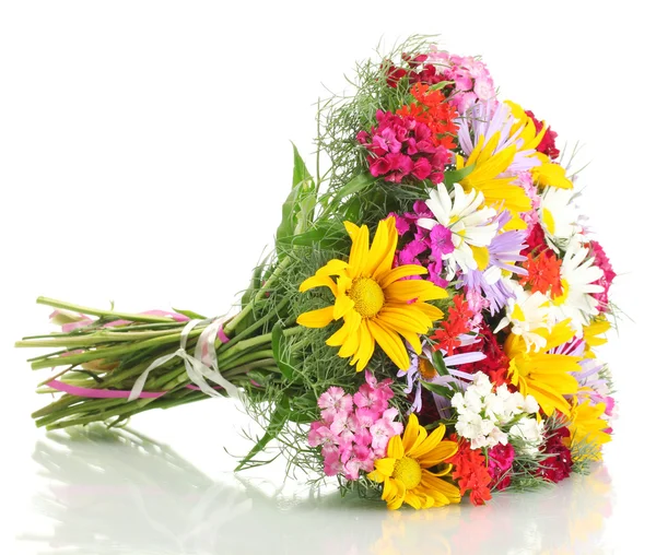 Гарний букет з яскравих диких квітів, ізольований на білому — стокове фото