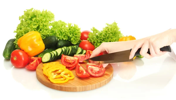 Femme mains coupe légumes sur tableau noir de cuisine — Photo