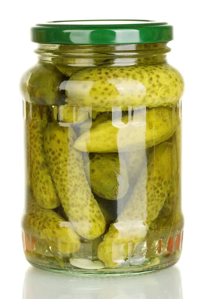 Potje met ingeblikte komkommers geïsoleerd op wit — Stockfoto