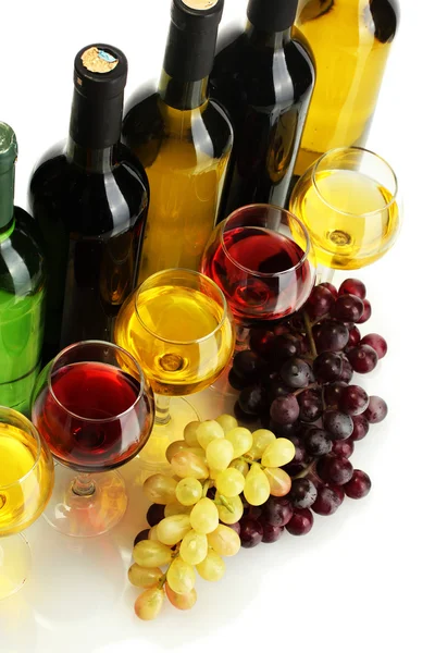 Butelki i kieliszków wina i dojrzałych winogron na białym tle — Zdjęcie stockowe