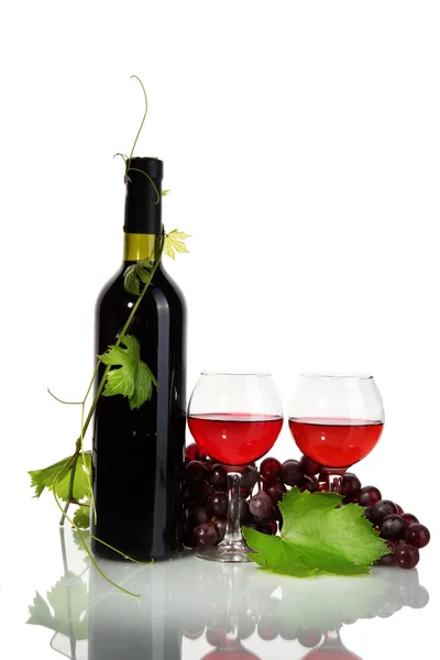 Botella, vasos de vino y uvas maduras aisladas en blanco — Foto de Stock
